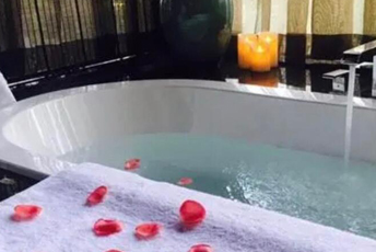 青岛李沧区水疗池中的失重冥想：当身体学会漂浮